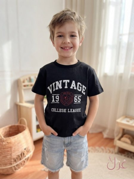 T-shirt باللون الاسود.